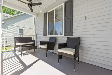 Great Escape 4 bedroom house  2 King Bed in Belleville with WiFi fitness room