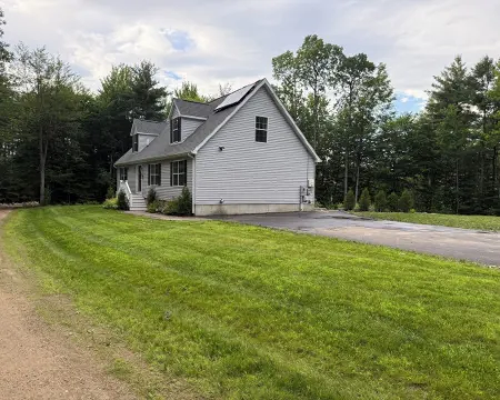 Comfortable and Spacious Home: Entertainment Room, Gym + Large Deck and Patio Hotels in Gilford