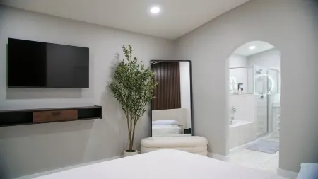 Luxury Home with Pool & 6 Beds near Disney