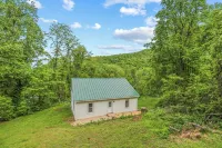Charming 4-bedroom farmhouse in brilliant Roseland / The Hen House