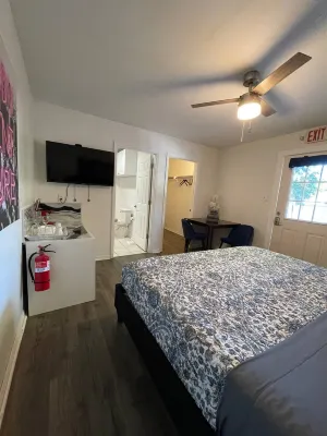 Private Entrance and Tiled Shower Retreat - Charming Oasis