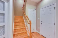 Modern 3Br Townhome | 3 Mi to Dulles and Reston TC