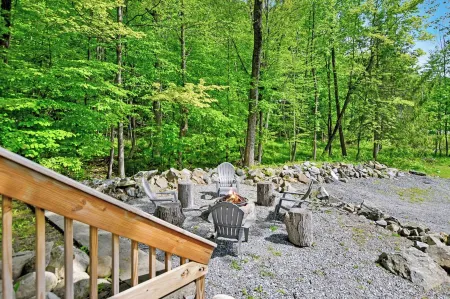 Close to Town - Deck & Fire Pit - Pet Friendly