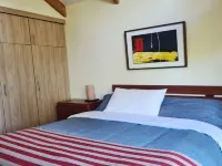 Cottage, inserted in condominium with heated swimming pool