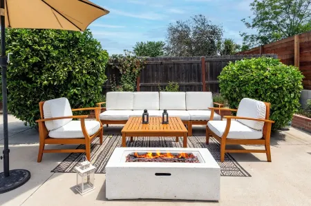 Brand New 4BR: Fireplace, Foosball, table tennis, Reseda. Отели в г. Калабасас