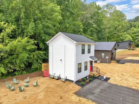 Experience the Magic of Christmas Year-Round at The Mistletoe Manor โรงแรมในบริสตอล