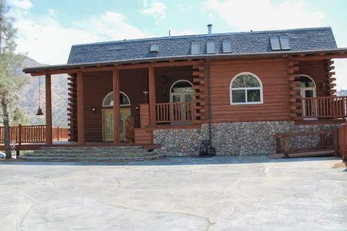 House on the Hill/ 5 bedrooms/ overlooks all of Kernville