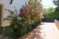 Rural house with garden, barbecue and swimming pool. Sea, mountains, culture, hiking! Hotels in Baix Maestrat