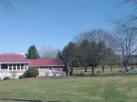 Country home on horse farm. Only 4 miles from Beaver Stadium.