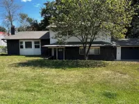 5 BR House w/Boat Parking .5m to Marina. Game room. Outside fire pit. Hotels in Prairie Creek