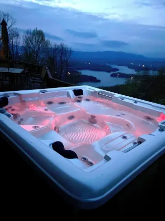 'Eye Candy' Breathtaking Mountain and Lake Views! Hot Tub