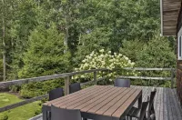 Architectural cabin, salt water pool, fire pit, 3 blocks from bay, private Hotels in Northwest Harbor