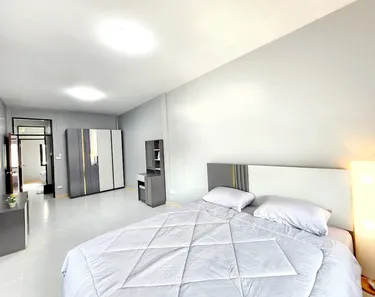 รูปภาพของIn the central of the city, close to convenience stores and transportation hubs.