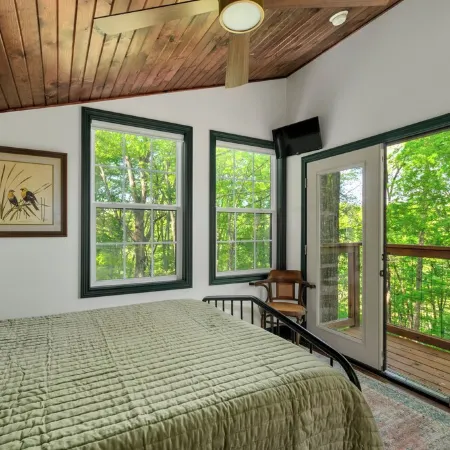 Private Treehouse getaway on Lake Barkley.  Luxury in the trees!