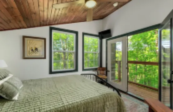 Private Treehouse getaway on Lake Barkley.  Luxury in the trees!