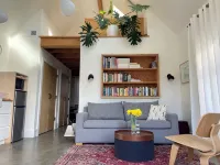 Modern guest house in the vibrant Sabin neighborhood