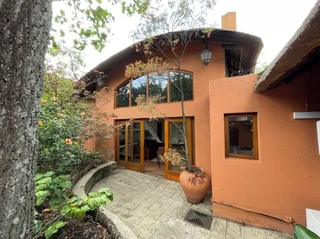 "Bees & Birds" Cottage for 2 people, spacious, open, bright, green setting Отели рядом с достопримечательностью «Йоханнесбург Зу»