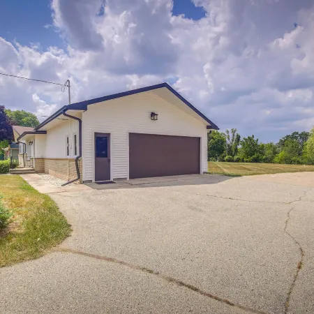 Updated Plymouth Home ~ 5 Mi to Road America!