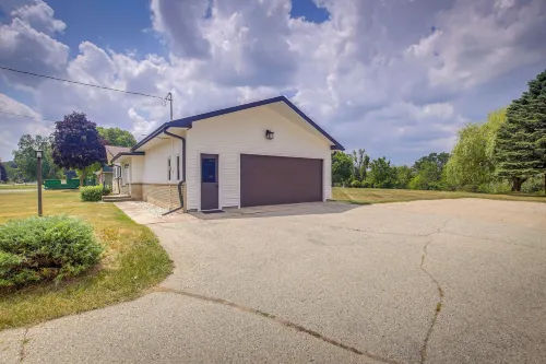 Updated Plymouth Home ~ 5 Mi to Road America! - homestay
