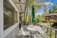 Pet-Friendly Getaway w/ Porch in Banner Elk! - 3 tähden