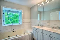 Charming Pet Friendly 4-bedroom river view home with grill, in lovely Weems!