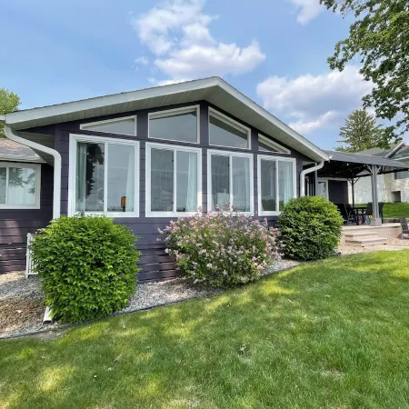 Willow Cove Cottage - A Serene 5-Bedroom House on Pleasant Lake in Annandale, MN