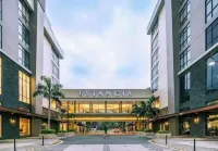 BGC view, Big Pools , Gym, Picnic Area, 100 MBPS Internet