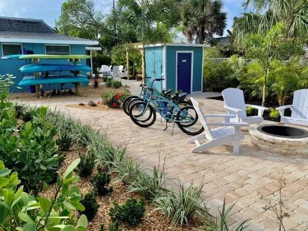 White Pelican at Shorebirds, Beach Sunsets 3 Min Walk! Kayaks, Bikes and More! Отели в г. Манасота-Ки