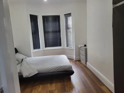 Entire one bedroom ground floor flat. 5 minutes to town centre and train station