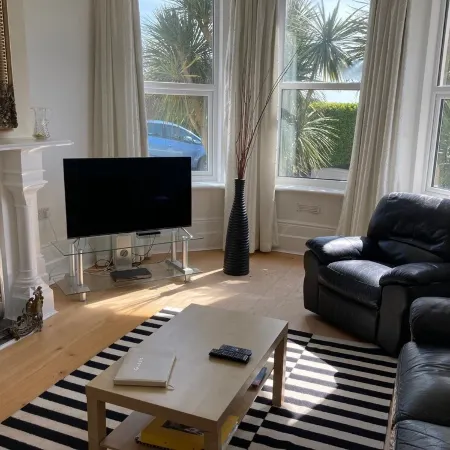 Bermuda House with parking, good sea view and minutes from beach and shops