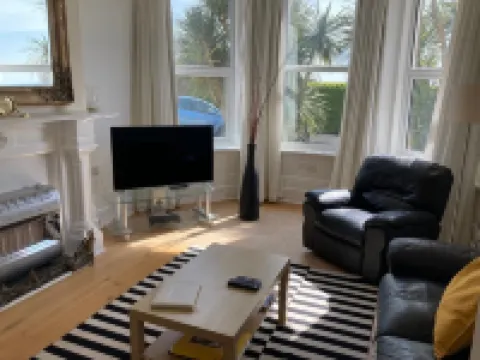 Bermuda House with parking, good sea view and minutes from beach and shops