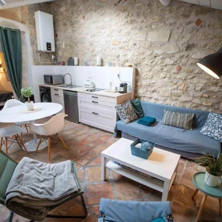 Bright, quiet Mazet in historic center