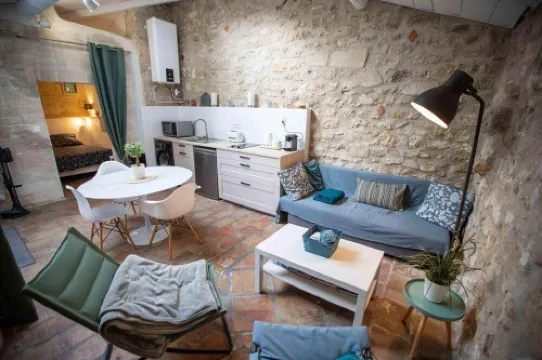 Bright, quiet Mazet in historic center