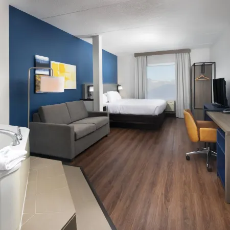 Comfort Suites Outlet Center