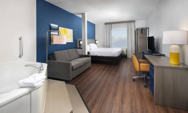 Comfort Suites Outlet Center