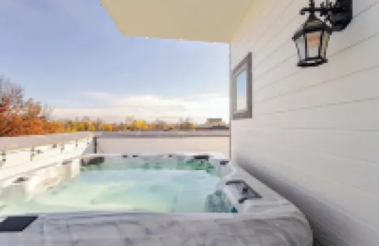 Elegant Townhome w/ Rooftop Jacuzzi & Private Gym - downtown Edmond