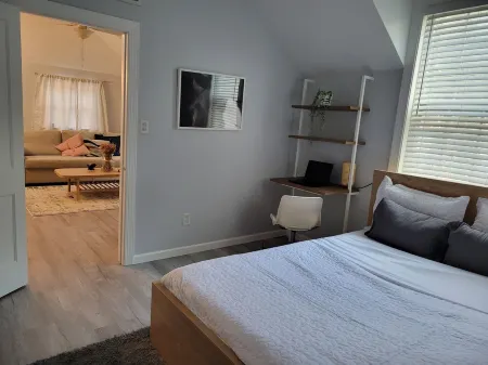 Century House - Walkable to the University of Florida, Includes Parking