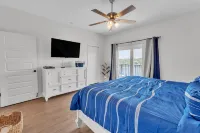 Waterfront 2-bdrm townhome with WiFi, AC, walking distance to EGAD food & shops - Balcony