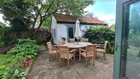 Beautiful hidden Frome Home Отели в г. Фроум