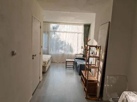 Studio Breda Modern Furnishing space with a comfortable, 4min drive station. Отели рядом с достопримечательностью «Breda Grote Markt»