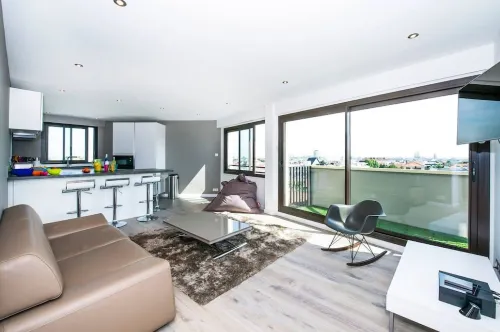 T3 2 bedrooms renovated top floor Hotels in Talence