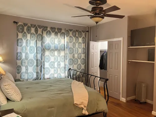 Charming Ground floor 2-bedroom apartment with WiFi, AC in tranquil Glens Falls