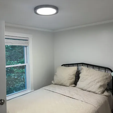 Cozy 2-bedroom cabin in tranquil China, Maine with AC, WiFi
