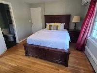 Family-Friendly 3-Bedroom/2.5-Bath House Near NYC Manhattan and MetLife Stadium Hotels in Teaneck