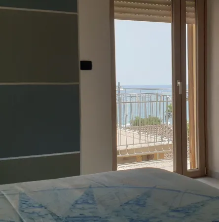 Comfortable one-bedroom apartment with kitchen and level terrace 50 meters from the sea Отели в г. Sapri