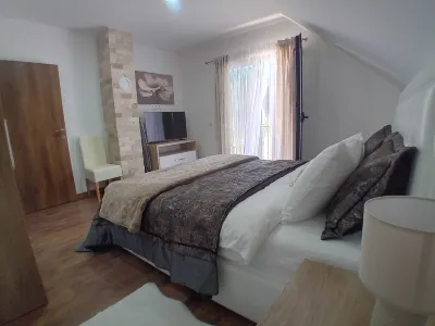 Cozy 3BR Villa near Durmitor National Park - Free WiFi & Parking - Nature Escape فنادق في 