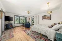 The Historic River Lodge - Your Private Riverfront Suite