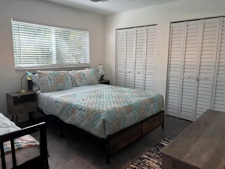 Spacious 1-bedroom apartment with WiFi, AC in lovely East Delray Beach Отели рядом с достопримечательностью «The Art Arena Gallery»