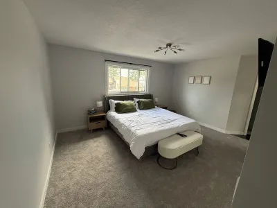 Executive Family Rental Các khách sạn gần Fish Creek Provincial Park