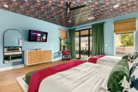 Luxury Central Austin, Hot Tub & Firepit, Minigolf, Private Fenced Yard